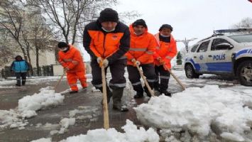 Sultangazi&#039;de karla kaplı yolları ekipler açıyor
