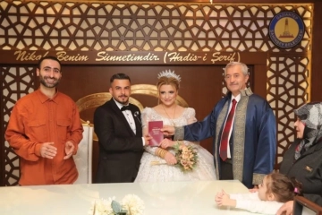 Tahmazoğlu’ndan evlenen gençlere nikah sürprizi