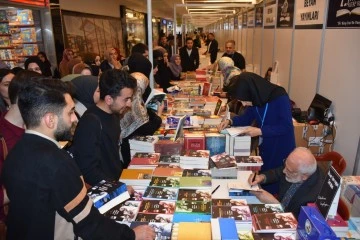 TARİHÇİ YAZAR SÜREYYA HOCA, GENÇLERLE SÖYLEŞİ VE İMZA GÜNÜNDE BİR ARAYA GELDİ