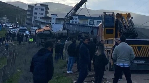 Tır Devrildi, Yol Saatlerce Kapalı Kaldı
