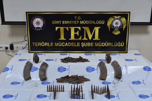 Toprağa gömülü 2 el bombası, 4 şarjör ve 468 fişek bulundu