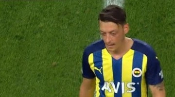 Trabzonspor maçındaki görüntü çıldırttı! Mesut Özil'in Fenerbahçe'deki defteri kapanıyor