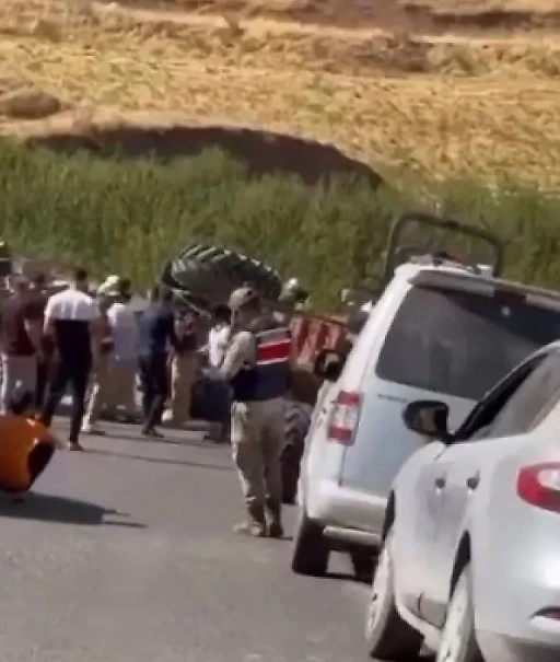 Trakt&ouml;r Kontrolden &Ccedil;ıktı  4 Kişi Yaralandı