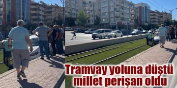 Tramvay yoluna düştü millet perişan olduTramvay yoluna düştü millet perişan oldu