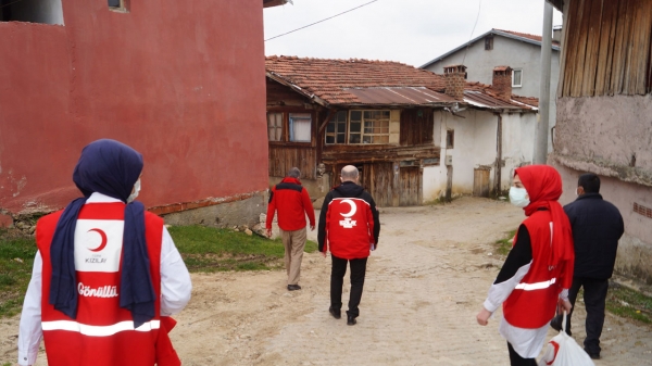 Türk Kızılayı Bursa Keles'te kırtasiye ve erzak dağıttı