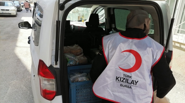 Türk Kızılayı'nın 'Hilal Sofrası' Bursa'da 20 bin yemek dağıttı