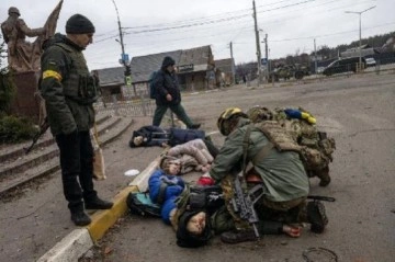 Ukrayna Dışişleri, Irpin'de tahliye sırasında yaşamını yitiren bir ailenin fotoğraflarını payla