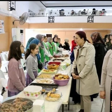 VALİ EŞİ GÜNEY HACIBEKTAŞOĞLU, KURTALAN’DA DEPREMZEDELER YARARINA DÜZENLENEN KERMES’E KATILDI.