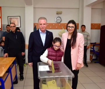 Vali Gül, eşi ve kızıyla birlikte oy kullandı! Demokrasi şölenine ortak olduk