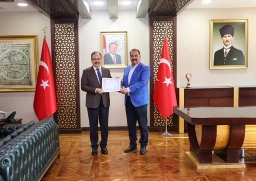 Vali Kızılkaya, Emekliye Ayrılan İl Özel İdare Genel Sekreteri Canpolat'ı Makamında Kabul Etti