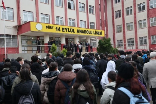 Siirt Valisi Kızılkaya &Ouml;ğrencilerle Bayrak T&ouml;reninde