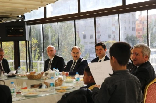 Vali Kızılkaya, &quot;Bayrak&quot; Temalı Şiir Yarışmasında Dereceye Giren Gençleri Ağırladı