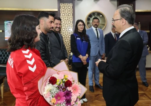 Valilikte Gen&ccedil;lik Zirvesi