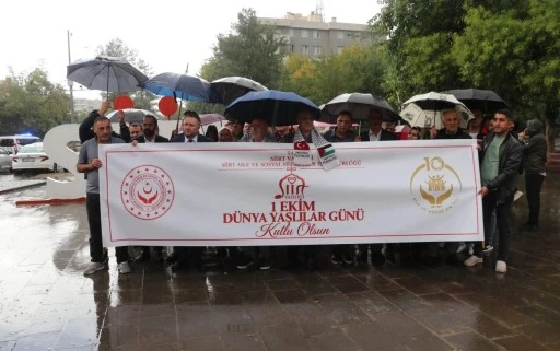 Yaşlılar g&uuml;n&uuml; i&ccedil;in yağmur altında y&uuml;r&uuml;d&uuml;ler