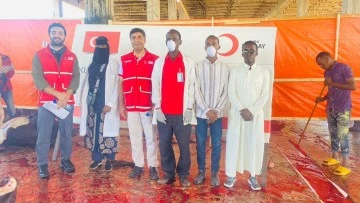 Yener Tanık Somali'de kurban eti dağıttı