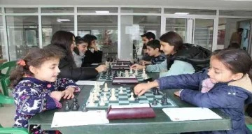 Yeni atanan öğretmen, kızının satrançta başarılı olması için Siirt'i tercih etti