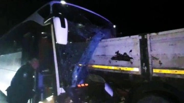 Yolcu otobüsü tırın dorsesine saplandı: 1 ölü, 2'si ağır 13 yaralı