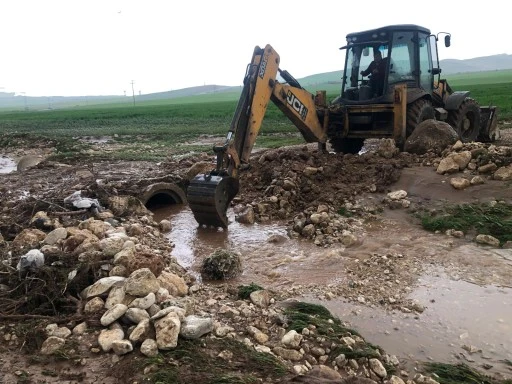 Siirt Kurtalan'da Selden Etkilenen Yollar Yenileniyor
