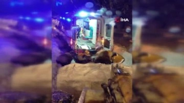 Yolu kapatan karda hastayı ambulansa iş makinesiyle taşıdılar