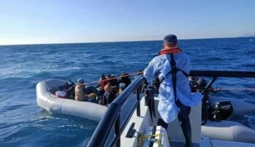Yunanistan'ın ölüme ittiği lastik bottaki 52 göçmen kurtarıldı