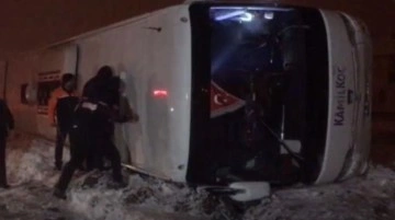 Yürekleri ağza getiren kaza! Tokat'ta yolcu otobüsü devrildi: 13 yaralı