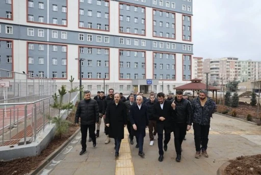 Yurt Kapılarını Açıyor
